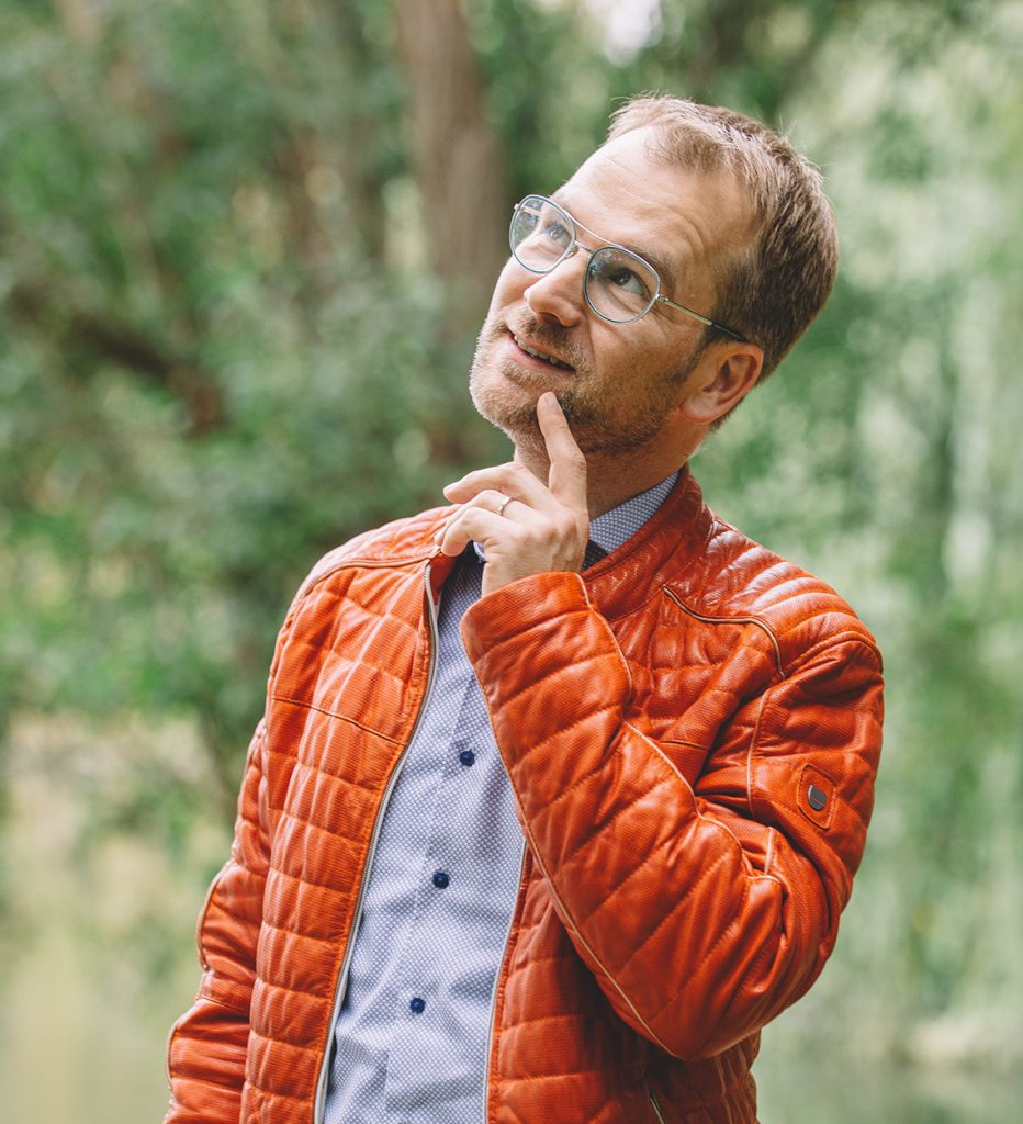 Franklin Entscheidungsmethode: Karsten Homann in orangener Jacke überlegt sich, wie ein konkretes Beispiel aussehen könnte.