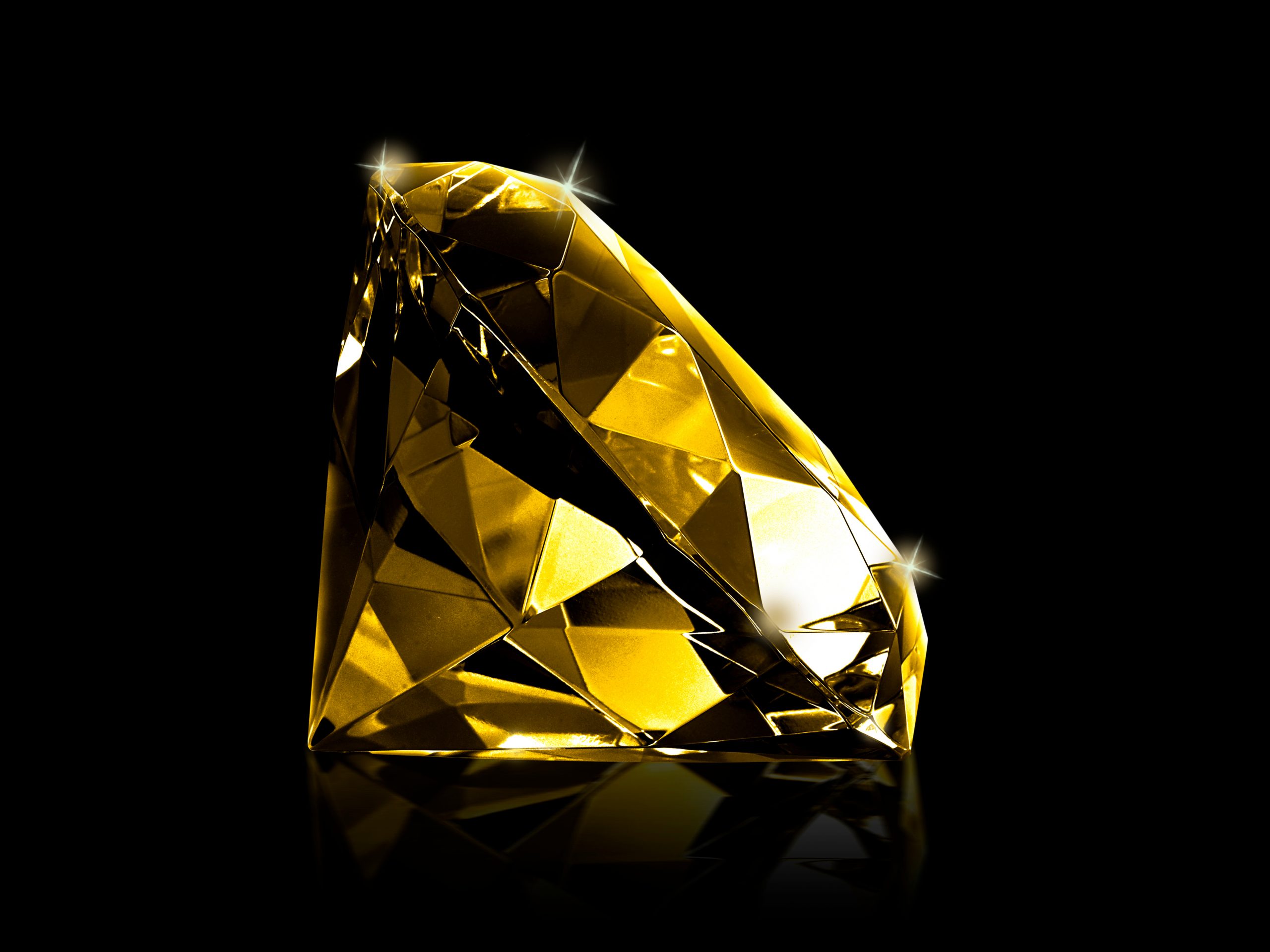 magischer Diamant in faszinierendem Gelb auf stilvollem Untergrund in Schwarz