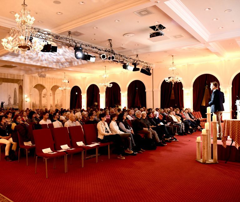 Keynote Speaker Farbpsychologe und Team Trainer Karsten Homann auf der Bühne im Europapark für den Santa Isabel E.V. mit seinem Vortrag Weiße Räume sind Körperverletzung. An diesem Tag sprach er als keynote Speaker vor 300 geladenen Gästen des Europa park in Rust