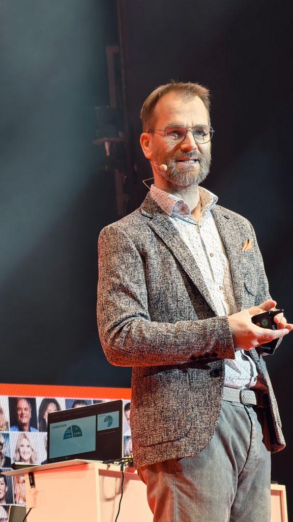 Fehlerkultur neu denken: Moderne Führung schafft Räume, in denen offen über Fehler gesprochen werden darf – ohne Angst. Psychologische Sicherheit ist kein Soft Skill, sondern ein Erfolgsfaktor. Vertrauen entsteht, wenn Führung Verantwortung übernimmt statt Schuld zu verteilen.