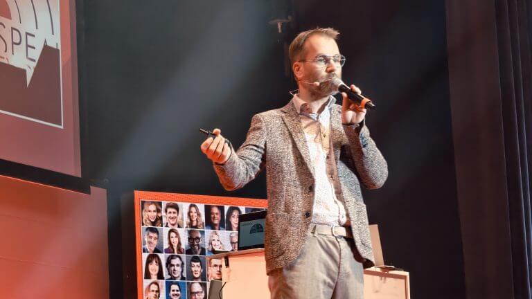 Wer Fehler bestraft, bekommt Angst. Wer Vertrauen schenkt, bekommt Entwicklung. Karsten Homann auf der Bühne von Speakers Excellence mit seinem Vortrag: 13 Faktoren für Best Performance