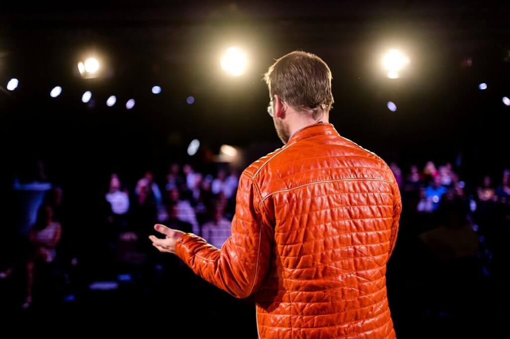 BILD Karsten Homann Bühne Keynote Speaker Farbpsychologie kuenstliche Intelligenz Führung