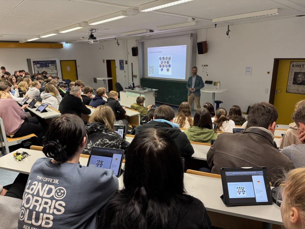 Entscheidungsmentor Karsten Homann beim Impulsvortrag vor Schülern in Werne zur Studienorientierung.