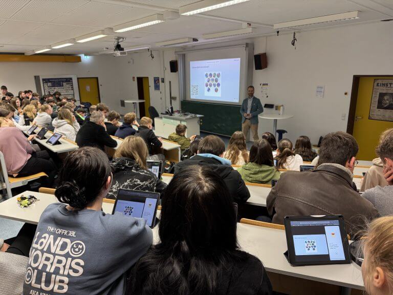 Entscheidungsmentor Karsten Homann beim Impulsvortrag vor Schülern in Werne zur Studienorientierung.