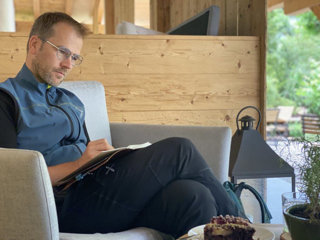 Keynote Speaker und Entscheidungsmentor und Respekt Trainer und Lego Serious Play Facilitator Karsten Homann beim Schreiben eines neuen Artikels für seinen Blog
